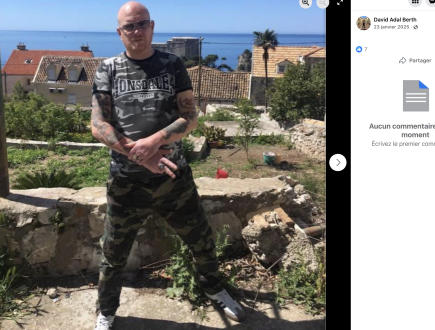 Salut de Kühnen et t-shirt Lonsdale, marque portée par les Boneheads car le nom conteint les quatre lettres NSDA (rappelant le National Sozialistische Deutsche Arbeiterpartei, nom complet du parti politique dirigé par Adolf Hitler en Allemagne.