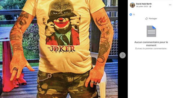 Bague avec la Croix Chrétienne au doigt, Couronne Triomphale tatouée et Salut de Kühnen.