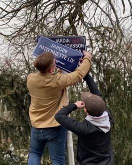 Léo Righi (à gauche) changeant le panneau d'un jardin portant le nom d'une militante LGBT par celui d'une « héroïne européenne » - 2022
