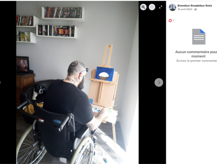 Croix Celtique tatoutée sous l'oreille et Croix gammée sur le bras droit.