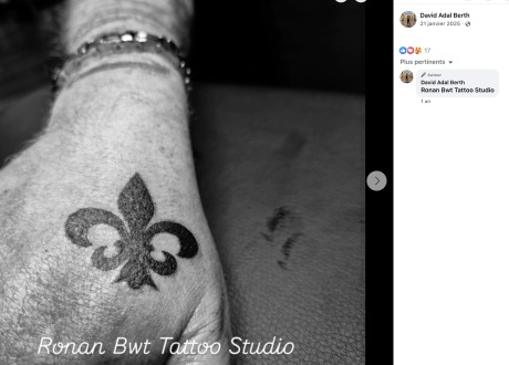 Tatouage d'une Fleur de Lys, symbole de tradition chrétienne.